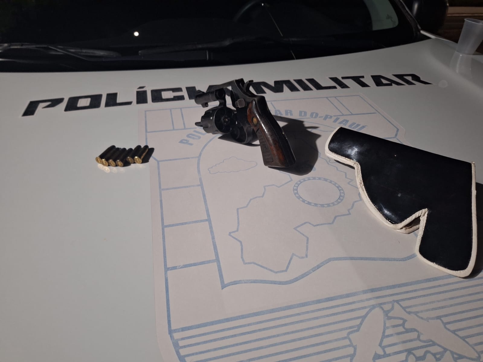 Homem toma revólver de suspeito durante briga e entrega arma à PM no interior do Piauí