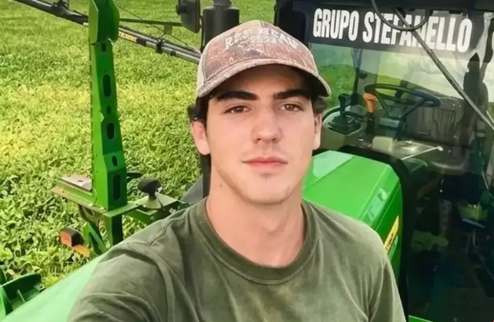 Jovem morre após cair de caminhonete