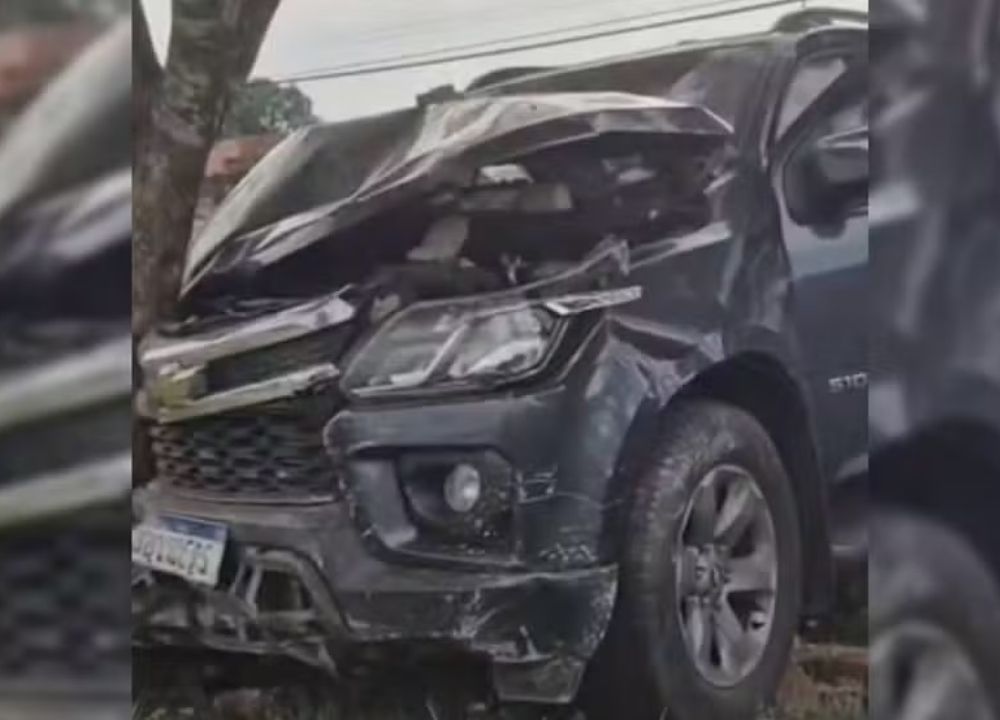 Jovem morre após moto em que estava com a mãe ser atingida por caminhonete