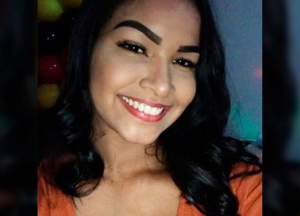 Jovem morre em acidente entre carro e carreta enquanto viajava com marido e filhos