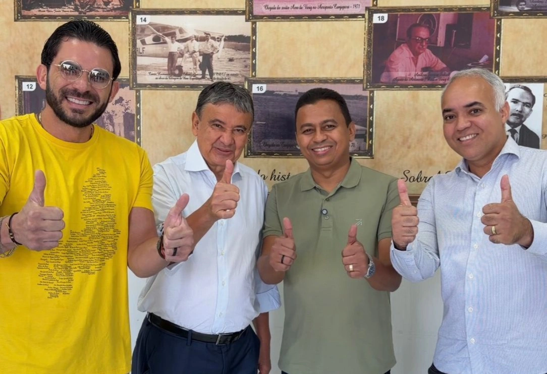 Kalume e Francisco Costa recebem ministros na entrega de 72 casas em Floriano