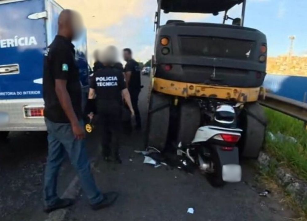 Motociclista morre após colidir em máquina de pavimentação parada na BR-324