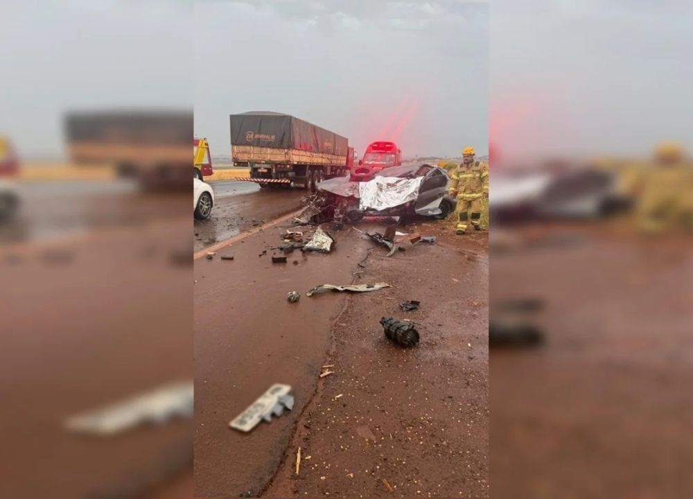 Motorista de 26 anos morre em acidente entre carro e caminhão na GO-210
