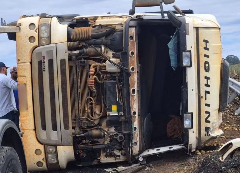 Motorista de 33 anos morre após carreta tombar durante curva em rodovia de MG