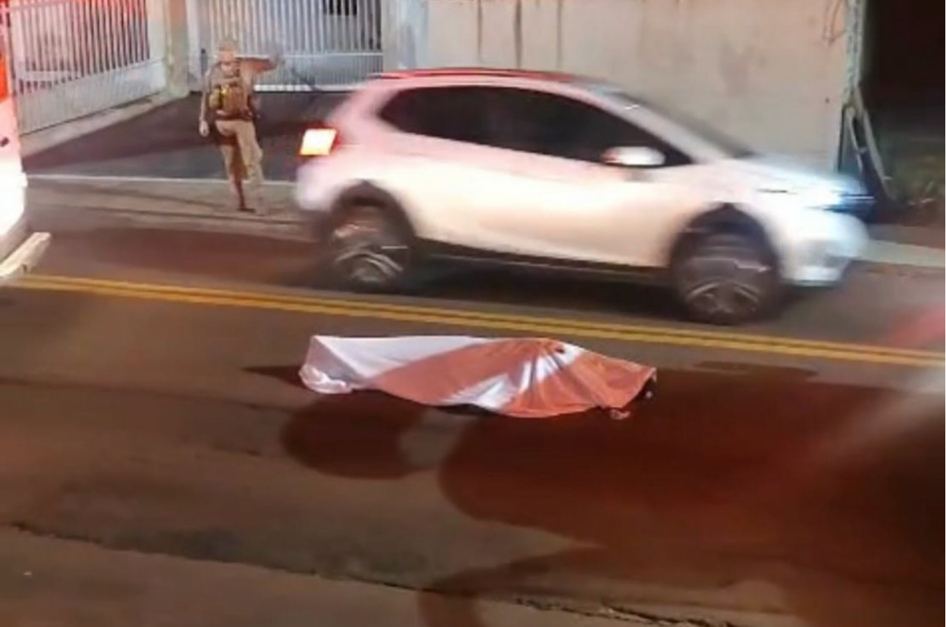 Motorista de aplicativo morre após ser esfaqueado por motociclista durante briga de trânsito