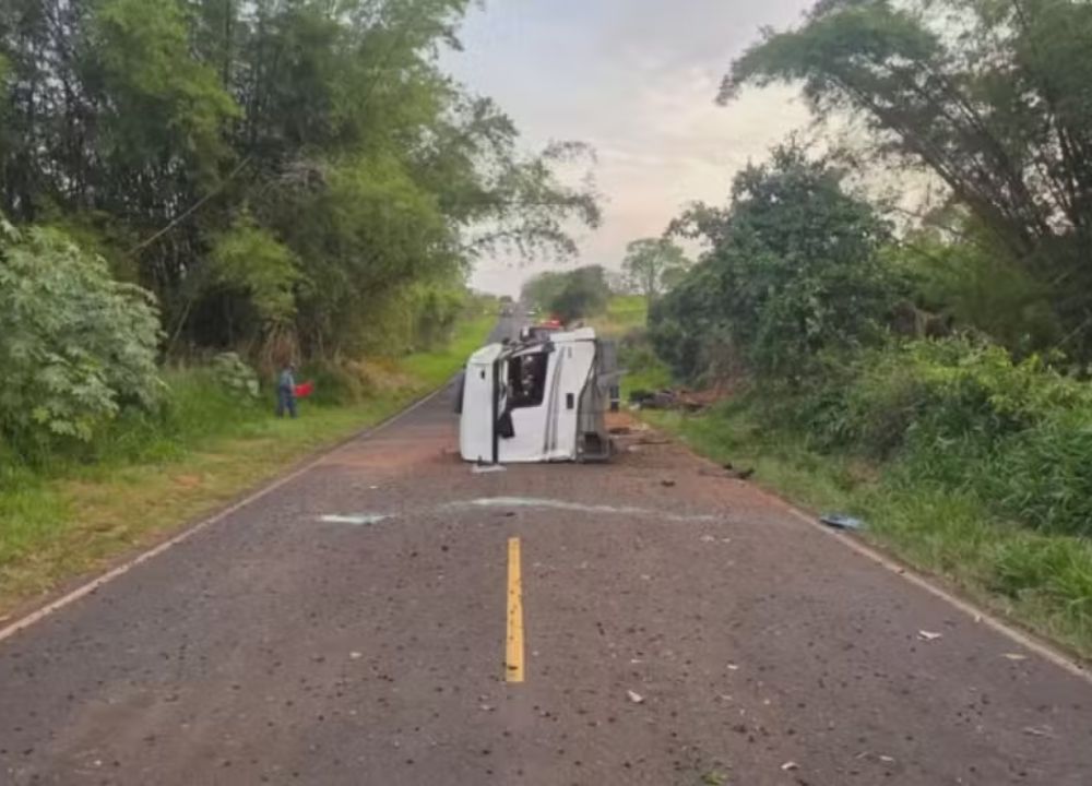 Motorista de carreta morre após veículo tombar em estrada vicinal de Borá