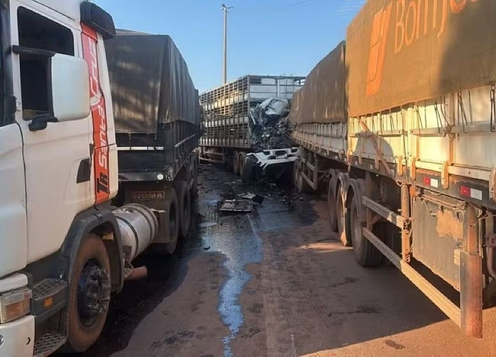 Motorista morre após acidente envolvendo quatro carretas na BR-163