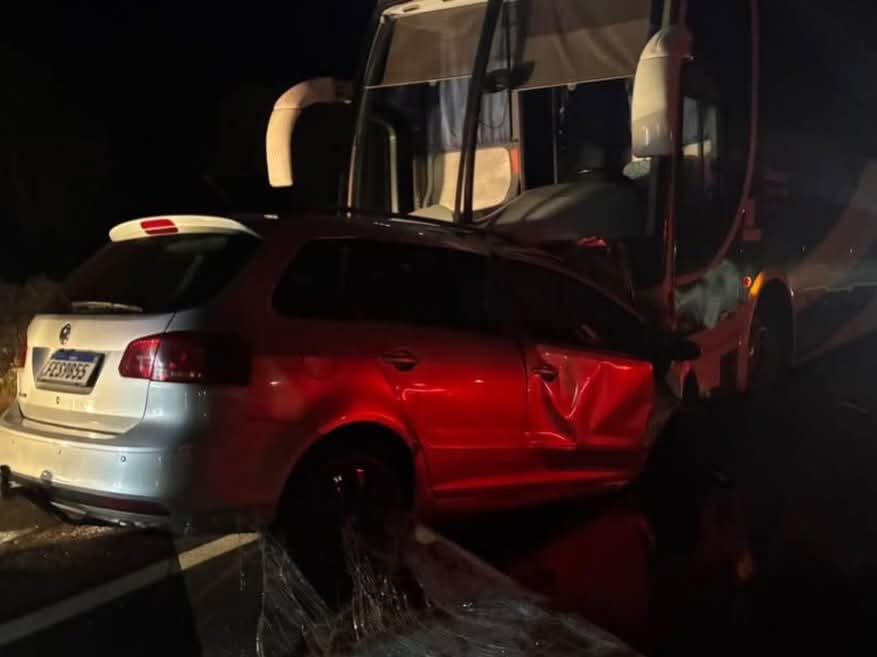 Motorista morre após grave acidente entre carro e ônibus na BR-364, em Planura