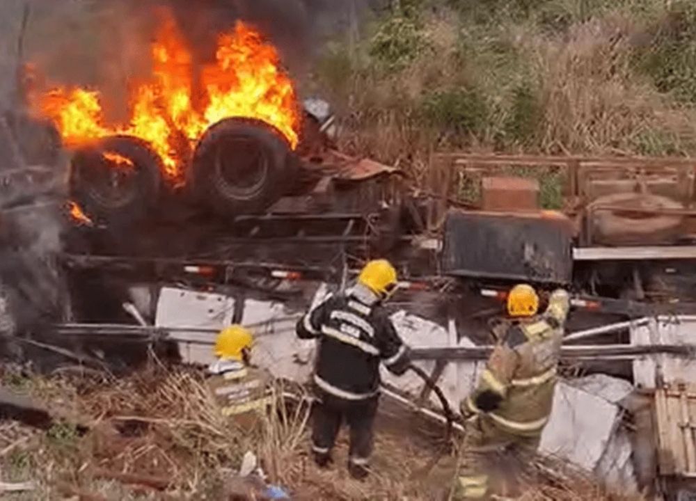 Motorista morre carbonizado após carreta pegar fogo em GO