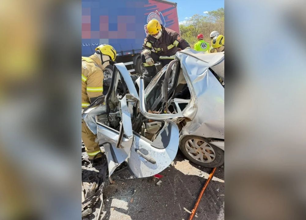 Mulher morre após ficar presa às ferragens em acidente com carro e caminhão