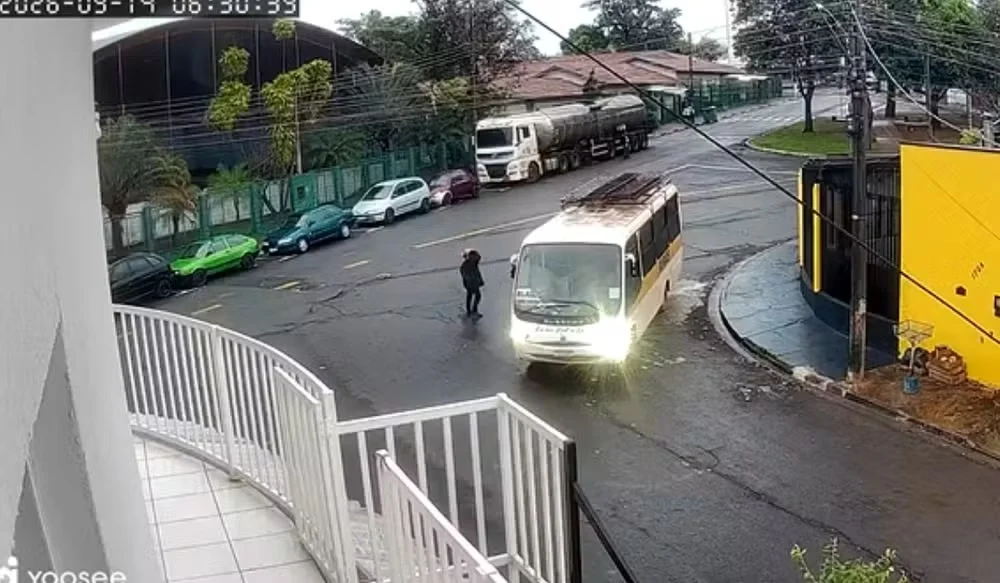 Mulher morre atropelada por ônibus em marcha à ré em Artur Nogueira