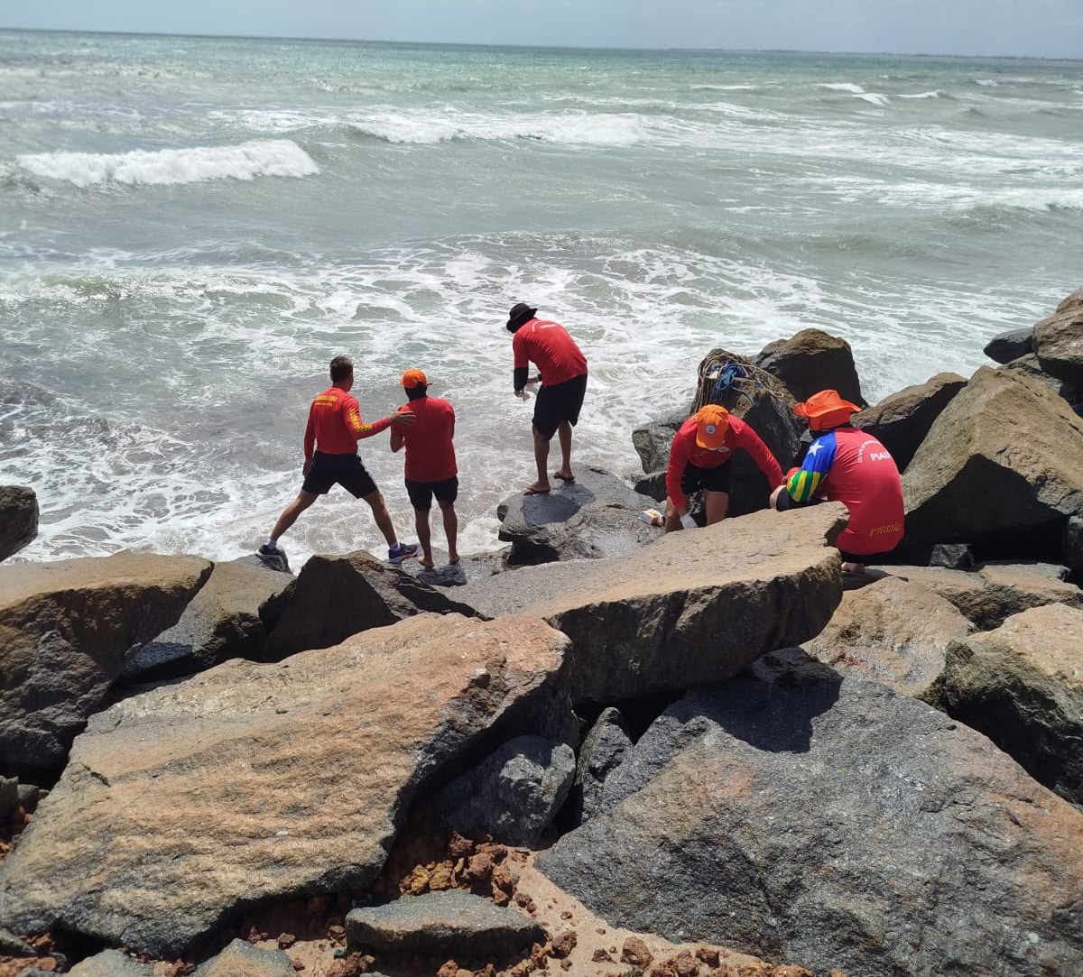 O corpo de F. Ferreira, de 19 anos, foi encontrado na manhã desta quarta-feira (30/09) na Praia do Atalia, em Luís Correia, litoral do Piauí. O jovem estava desaparecido desde o último domingo (27/09) após entrar no mar com a namorada. O relato inicial é que os dois se afastaram da área onde estavam com outras pessoas e começaram a se afogar com a subida da maré.  O Corpo de Bombeiros iniciou as b