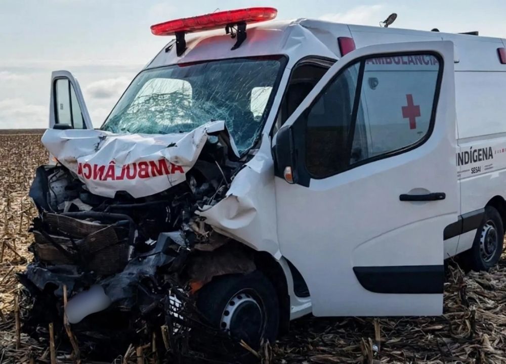 Paciente morre após ambulância de transporte de saúde bater em carreta na BR-060