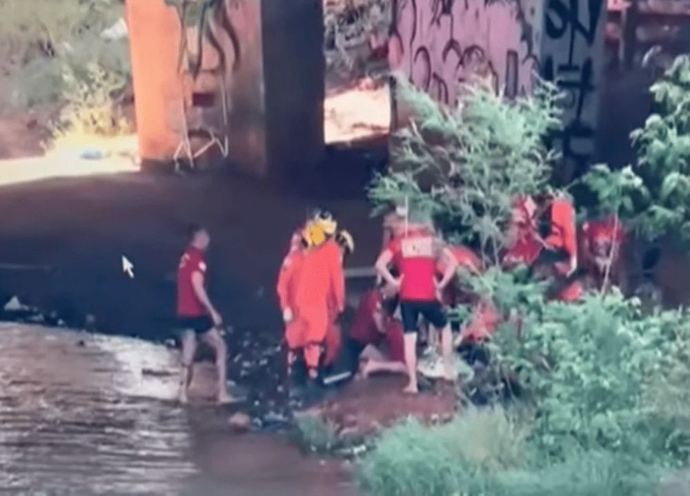 Pai e filho caem da Ponte do Bragueto após acidente de moto