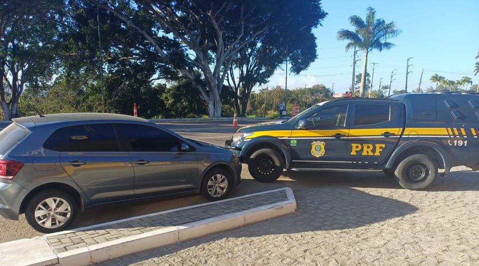 PRF recupera carro roubado com placas clonadas na BR-423, em Garanhuns
