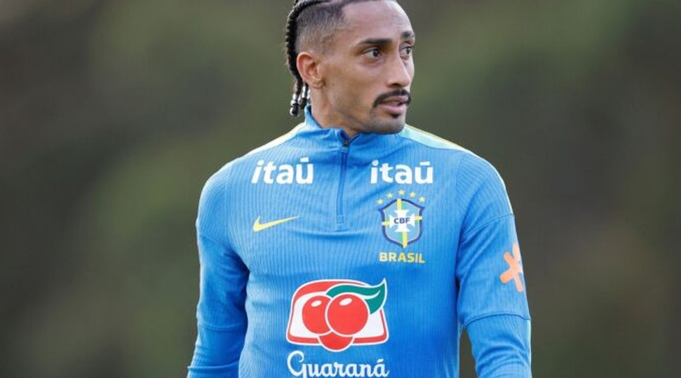 Raphinha é cortado da Seleção após exame constatar edema na coxa