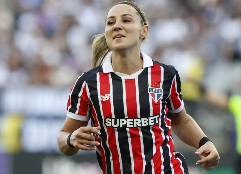 São Paulo vence o Corinthians, faz história e fica perto do título