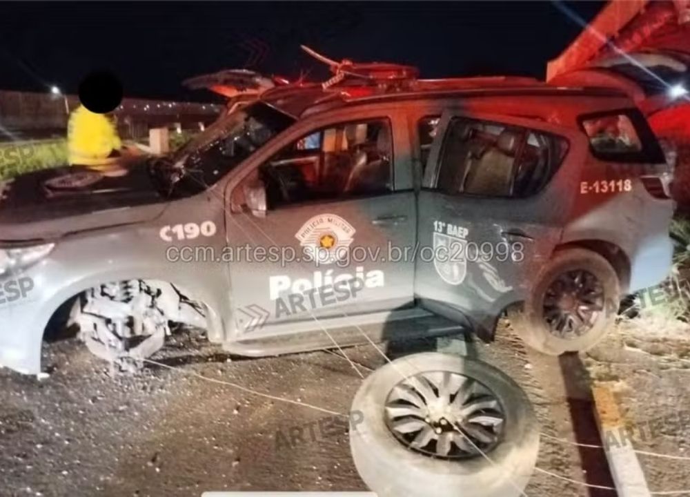 Viatura da Polícia Militar capota após motorista perder o controle do veículo na SP-294 em Marília