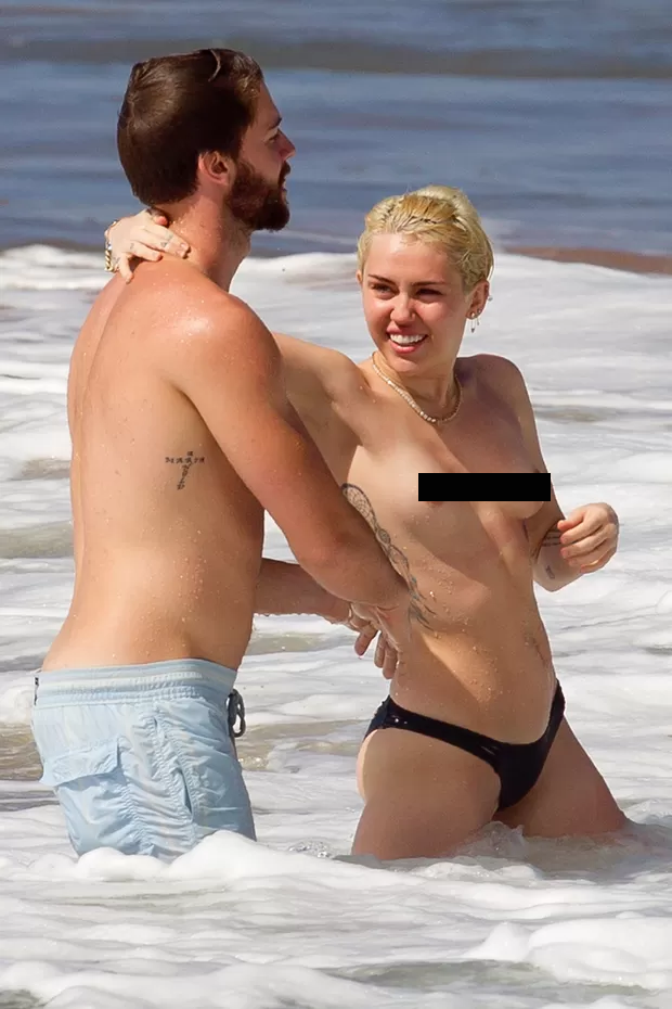 De Topless Miley Cyrus Curte Praia Patrick Schwarzenegger