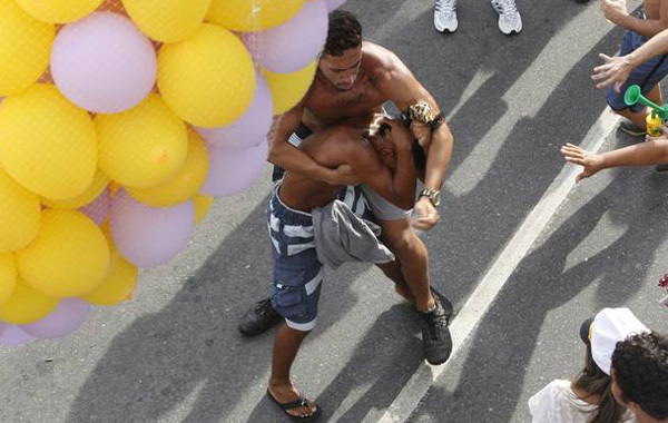 Sequ Ncia De Imagens Mostra Rapaz Sendo Espancado Por Dois Em Bloco