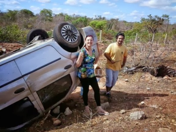 Carro Capota Na Br E Casal Sai Ileso No Acidente Graus O