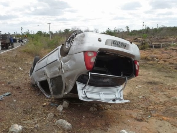 Carro Capota Na Br E Casal Sai Ileso No Acidente Graus O