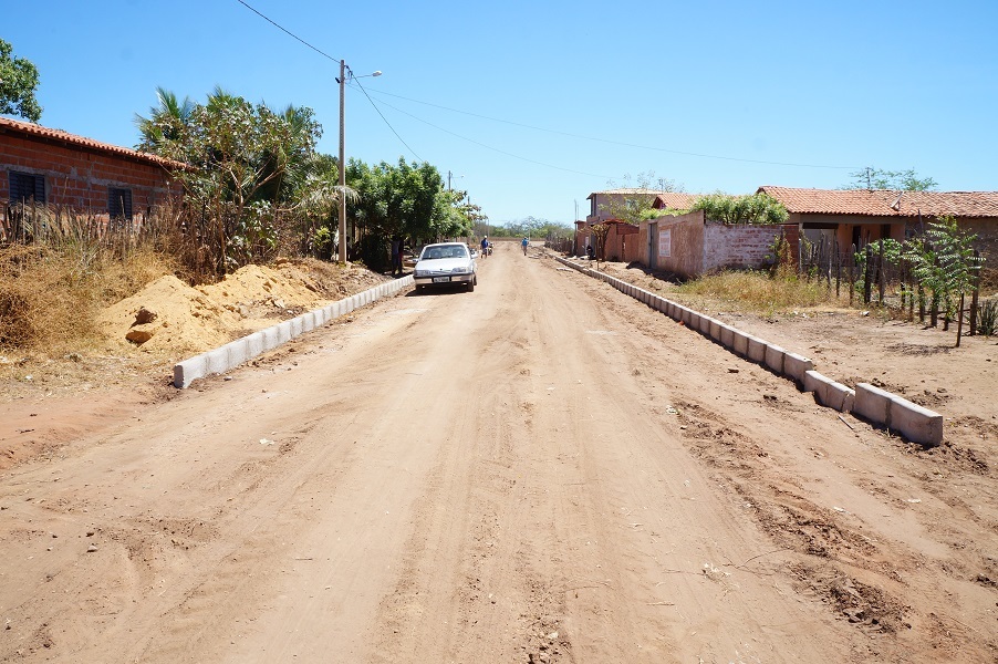 Prefeitura inicia pavimentação da rua Vereador Luis Felipe rua leste