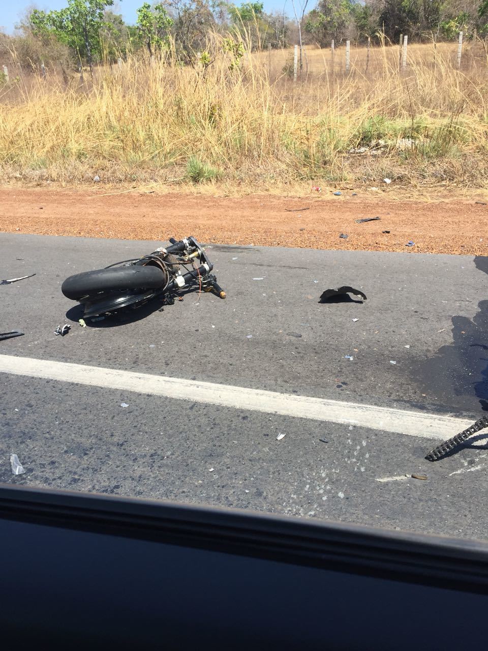 Motociclista Tenta Ultrapassagem Colide Em Carro E Moto Suzuki Parte