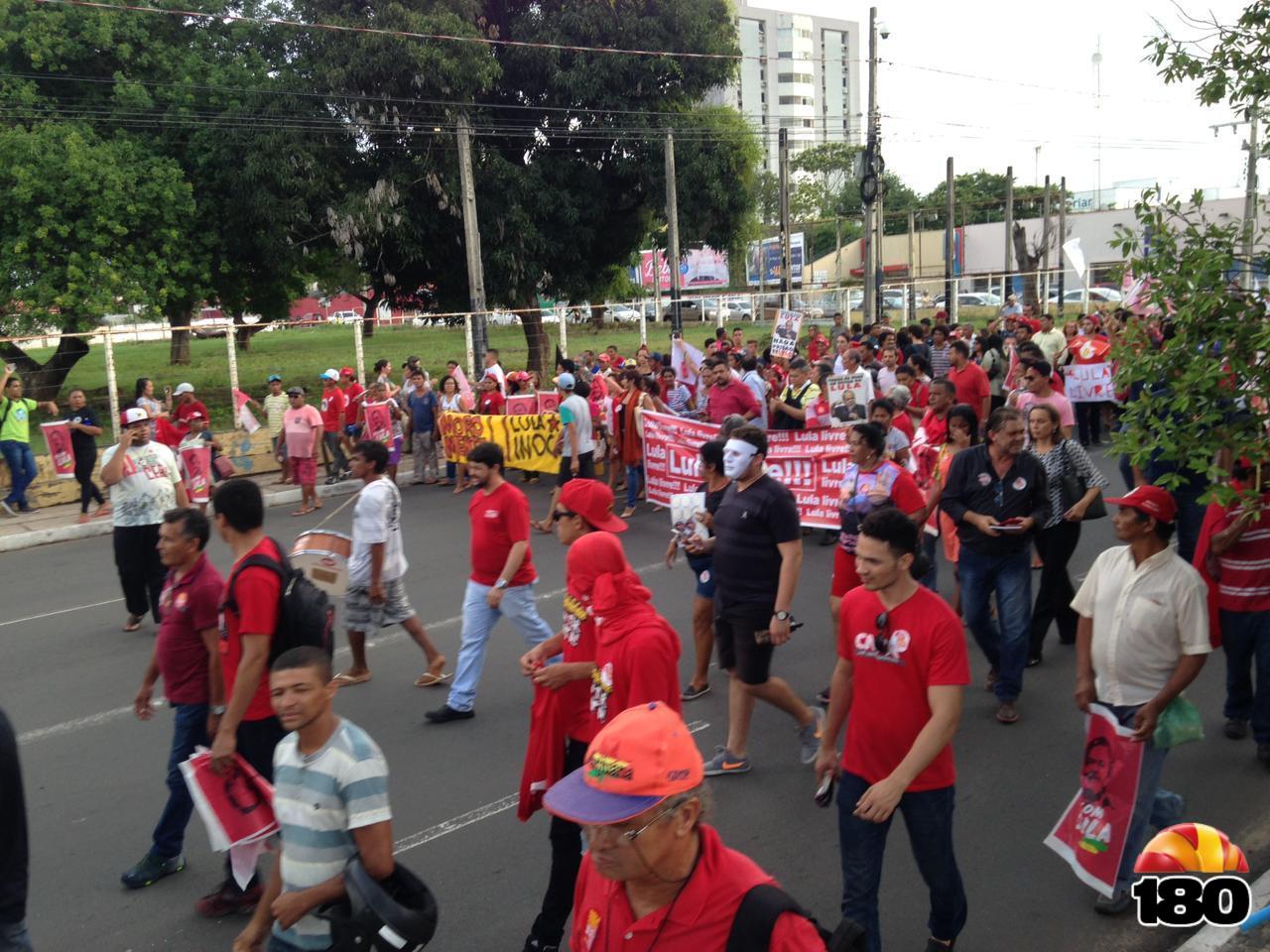 Manifestação contra prisão de Lula é realizada em Teresina 180graus