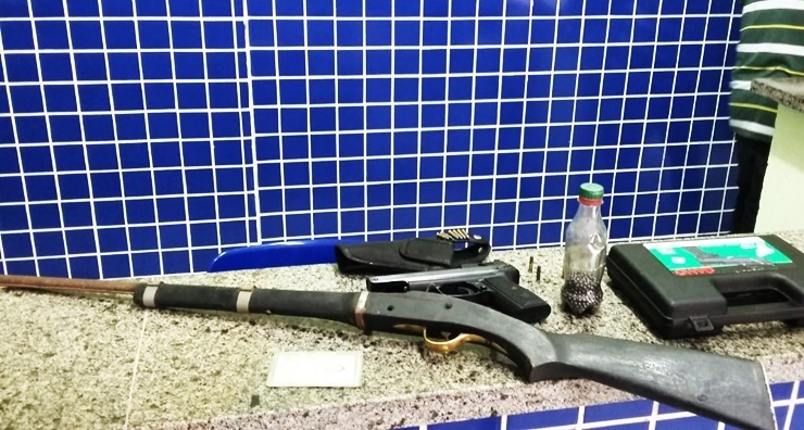 Homem é preso e armas e munições são apreendidas pela polícia