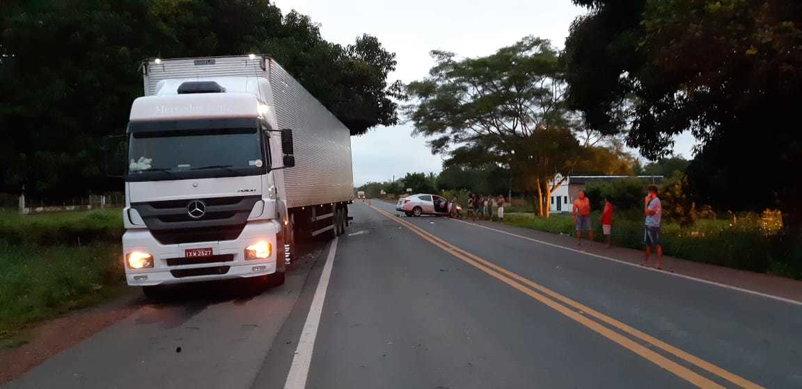 Colis O Entre Carro De Passeio E Carreta Deixa Motorista Ferido Na Br