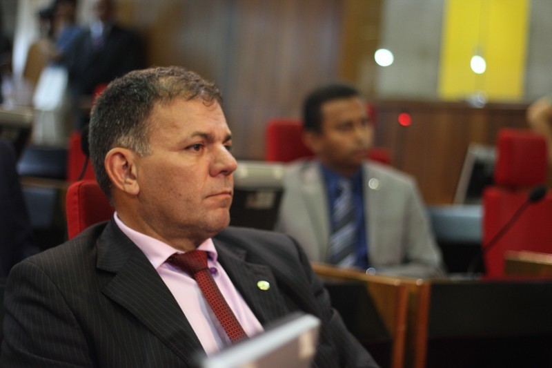 Deputado Carlos Augusto reforça posicionamento contra posse de arma