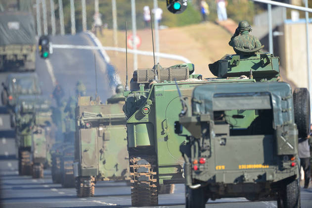 Bolsonaro acompanha desfile de tanques militares em Brasília veja os