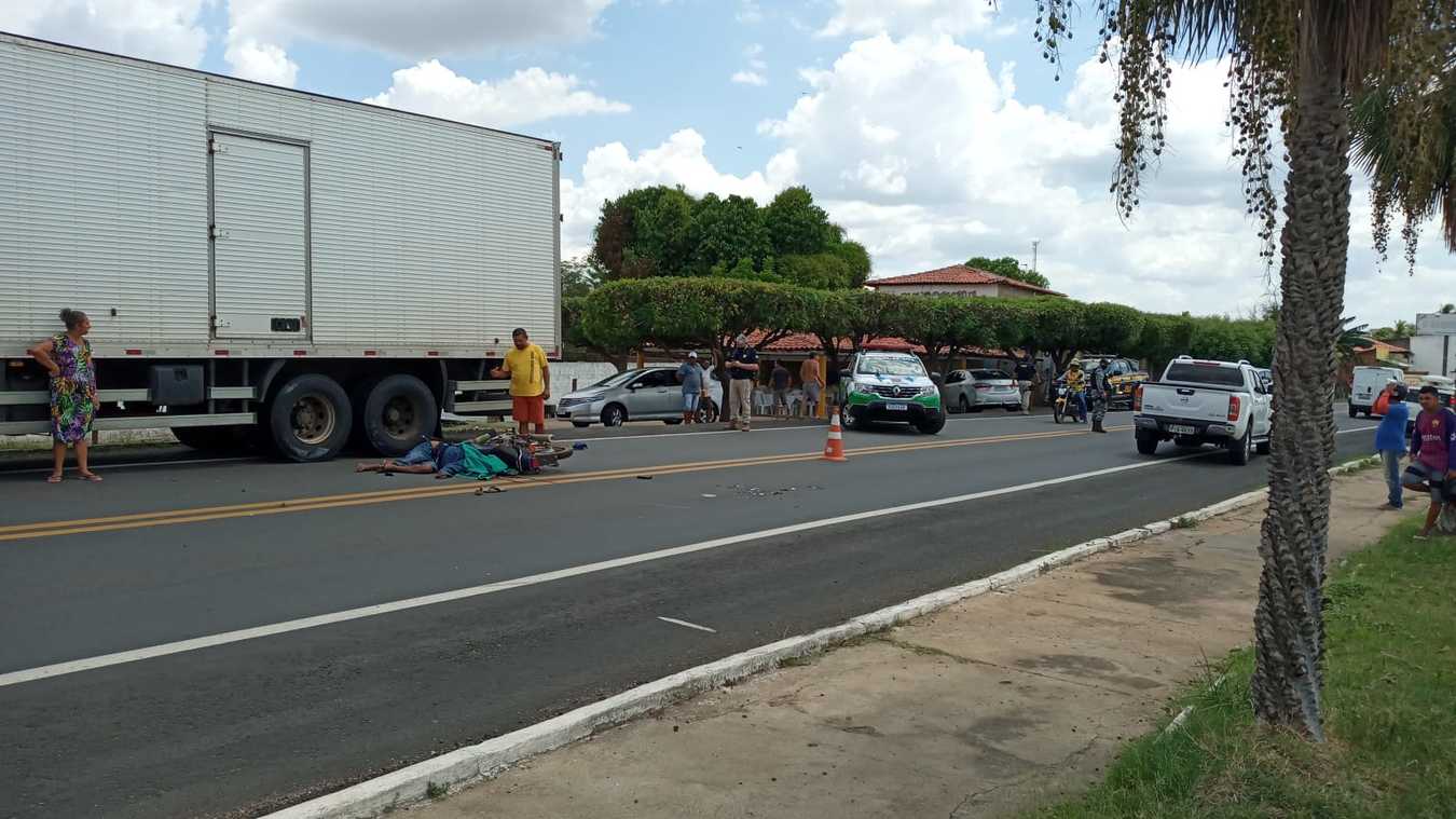 Motociclista Morre Ap S Colidir Na Traseira De Carreta Em Campo Maior