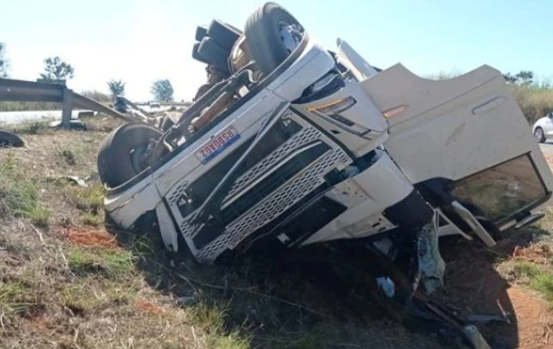 Vídeo caminhão levando 50 bois tomba em rodovia e motorista morre