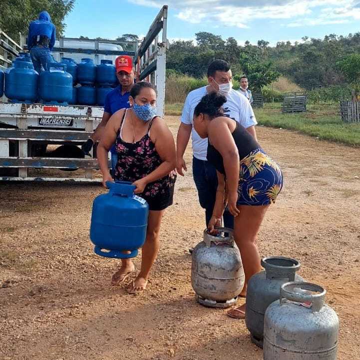 CUFA distribui botijão de gás em favela ao lado do aterro sanitário na