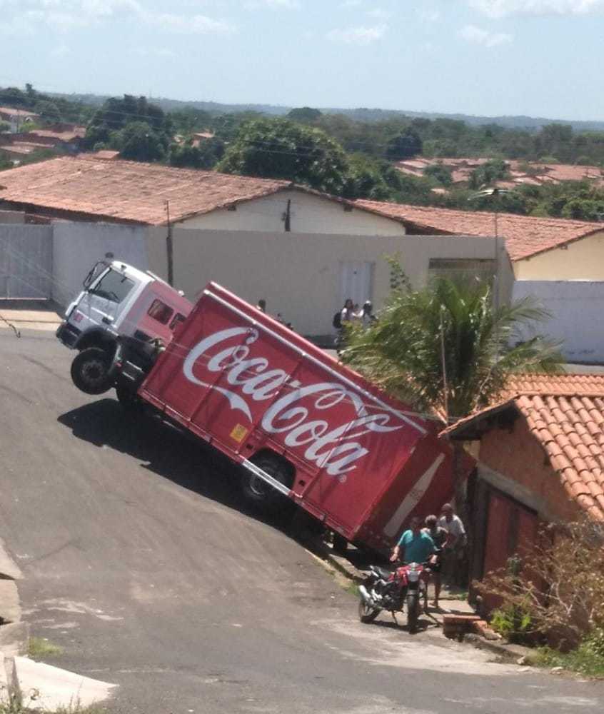 Caminh O Da Coca Cola Desce Ladeira Abaixo E Invade Casa Na Zona Norte