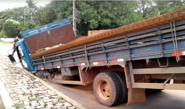 Caminhão afunda em buraco e deixa região sem água após cano romper