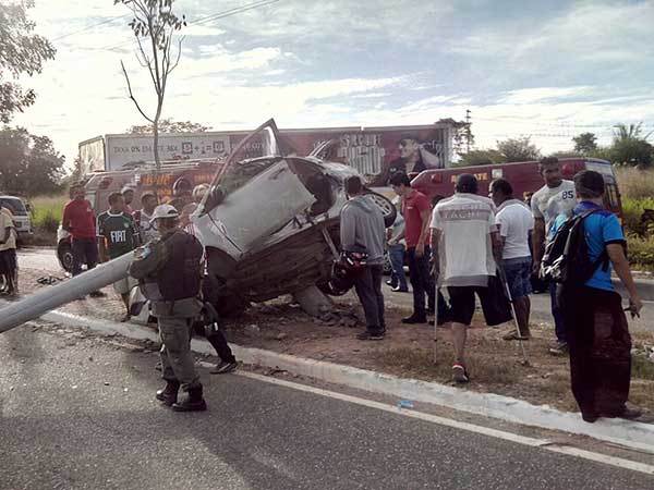 Fiesta Bate Contra Poste E Condutor Morre Na Avenida Dos Ip S Em The