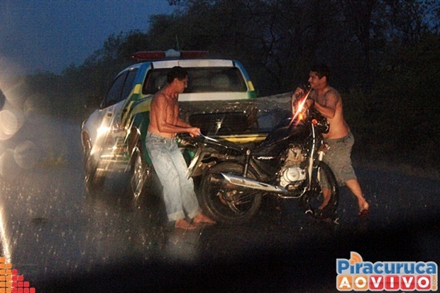 Ao tentar fazer ultrapassagem moto colide em veículo e condutor morre