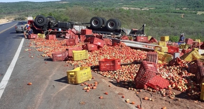 Vídeo caminhão carregado de tomates tomba em ladeira de município no Piauí