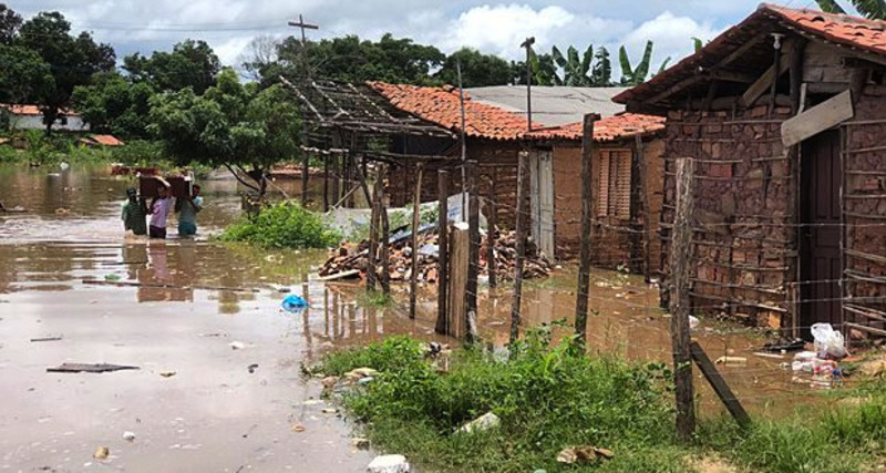 Prefeitura remove famílias que tiveram casas alagadas pela cheia do Rio