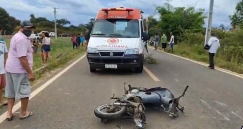 Vídeo colisão entre moto e carro mata dois homens no Norte do Piauí