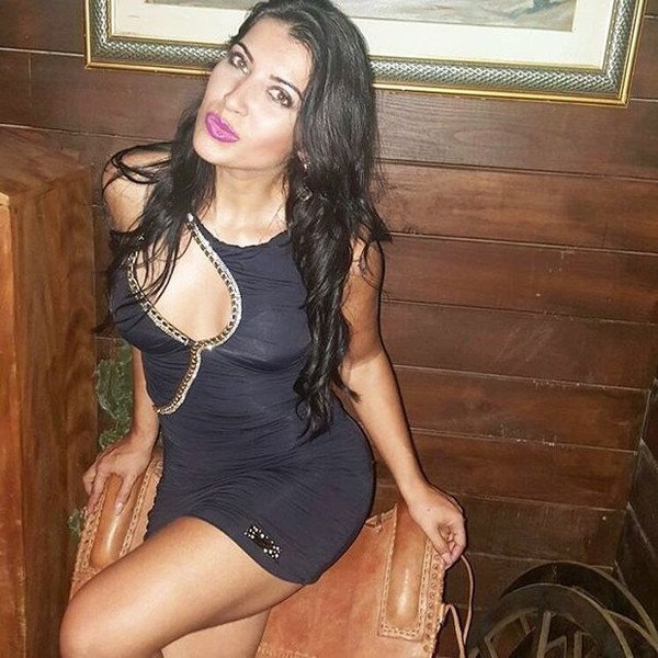 Ex BBB Priscila Pires Posa Sensual Vestido De Solteira