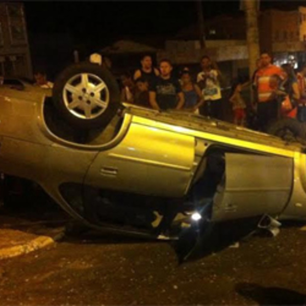 Corsa capota após colidir em picape Montana em cruzamento na zona sul