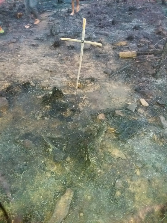 Cruz marca onde o corpo carbonizado foi resgatado.