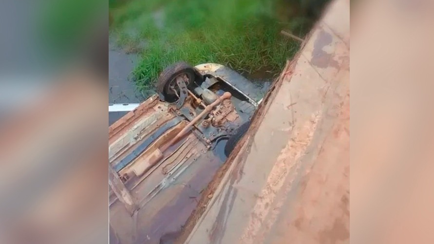  Veículo ficou virado após cair no rio 