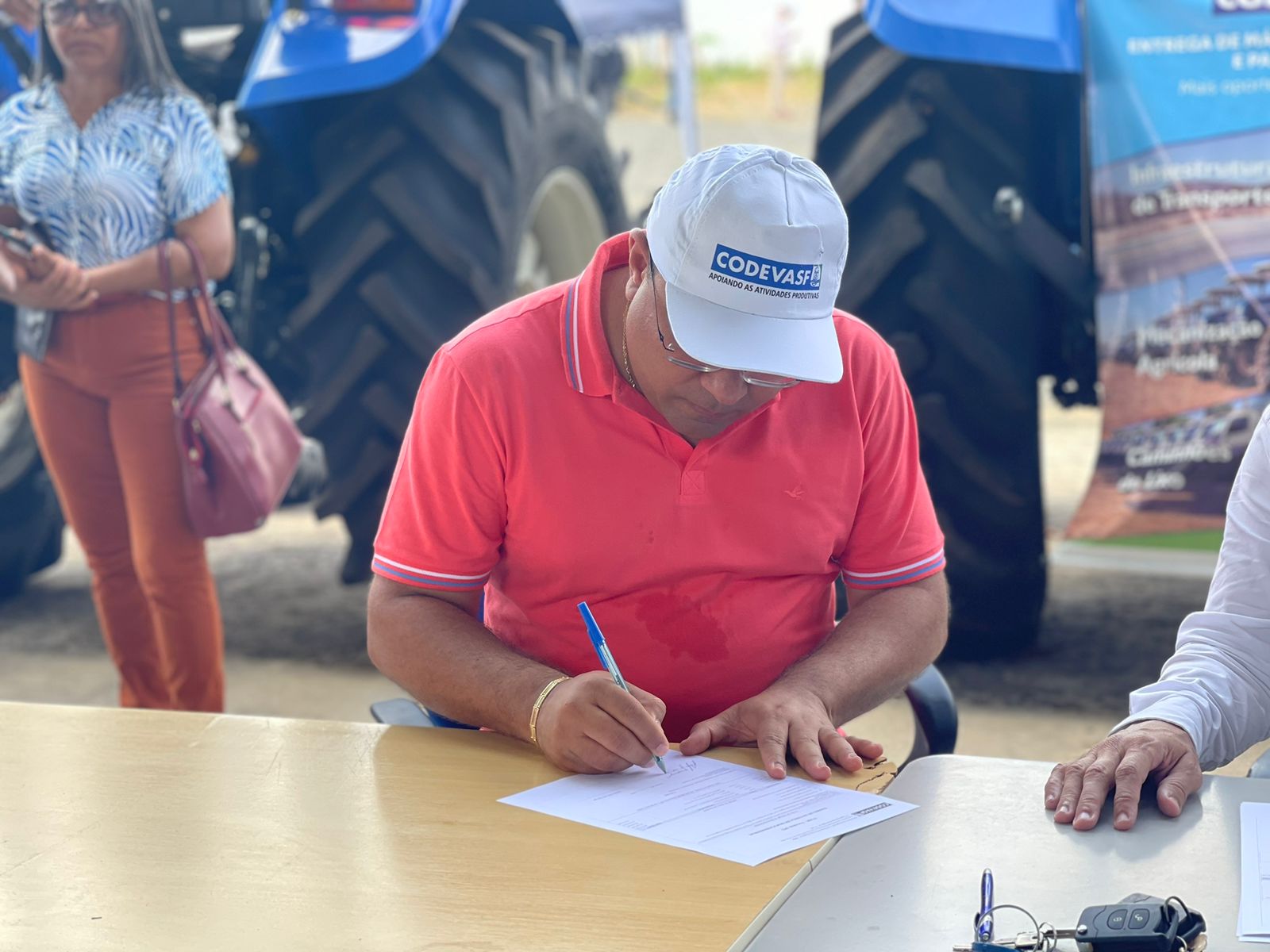 Codevasf entrega trator ao Prefeito de Redenção do Piauí para ...