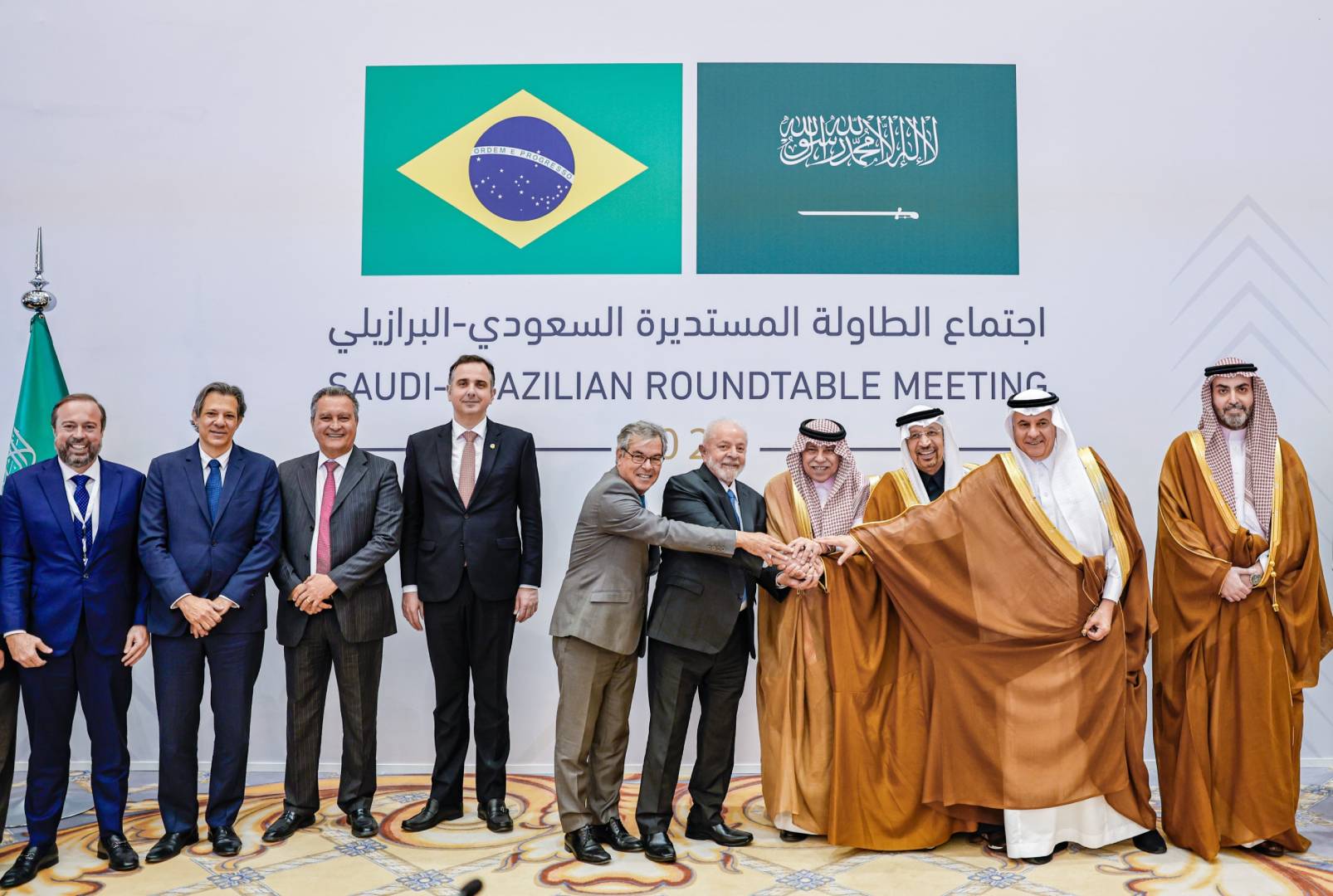 Lula e comitiva brasileira com representantes do Ministério do Investimento da Arábia Saudita, em Riade