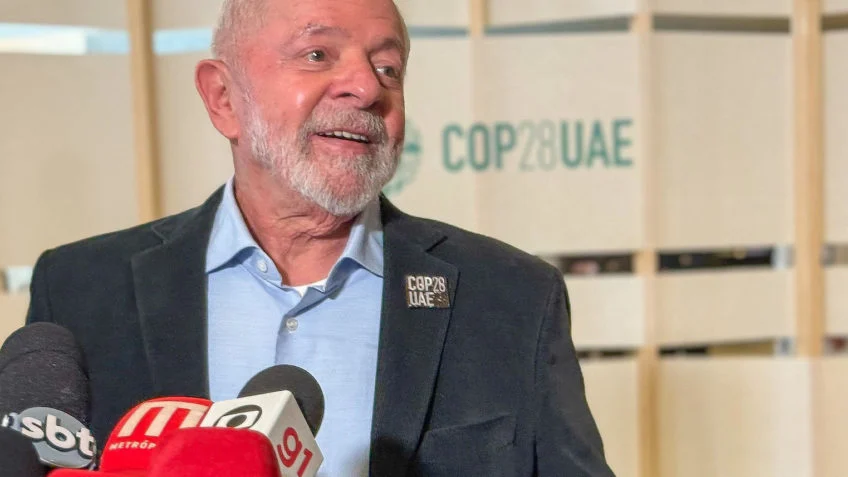 “Se tem uma coisa que a América do Sul não está precisando agora é de confusão”, diz o presidente Luiz Inácio Lula da Silva (foto) a jornalistas em Dubai (Emirados Árabes Unidos)